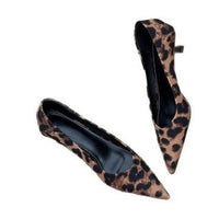 Primavera/Outono 2026 Novos Saltos Altos Baixos com Biqueira Pontiaguda, Moda Estampado de Leopardo Saltos Gatos Versáteis Elegantes Elegantes para o Transporte Público