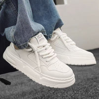 Sapatos masculinos 2025 novos sapatos casuais respiráveis de primavera desportivos, ténis modernos, sapatos de prancha de alta gama, ténis brancos versáteis de sola grossa e versáteis