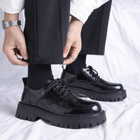 Sapatos de couro de outono masculinos, novos sapatos casuais pretos em couro, sola macia ao estilo britânico, roupa interior de negócios, sapatos de noivo para aumentar a altura