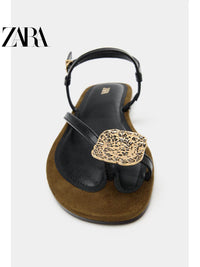 Sandálias rasteiras de bico redondo da ZARA, coleção verão 2026, com detalhes metálicos, modelo 2627710 700.