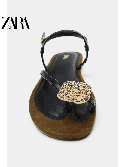 Sandálias rasteiras de bico redondo da ZARA, coleção verão 2026, com detalhes metálicos, modelo 2627710 700.