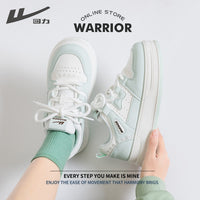 Os novos sapatos casuais versáteis e baixos da Warrior, sapatos desportivos modernos e confortáveis, ténis coreanos de sola grossa de alto valor para mulheres