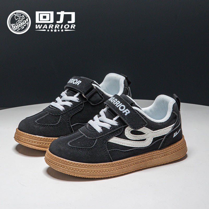 Os novos sapatos de rapazes e raparigas com blocos de cor e alta estética, design estiloso, ténis desportivos de moda versáteis, ténis confortáveis ao estilo coreano