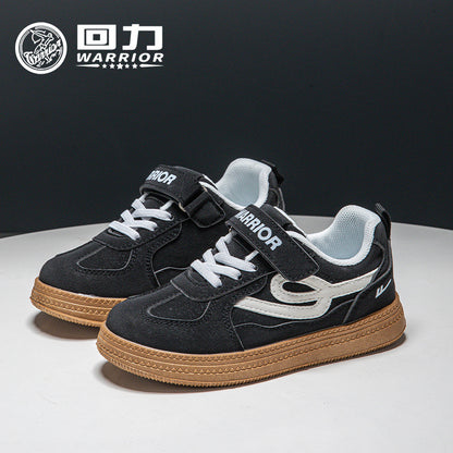 Os novos sapatos de rapazes e raparigas com blocos de cor e alta estética, design estiloso, ténis desportivos de moda versáteis, ténis confortáveis ao estilo coreano