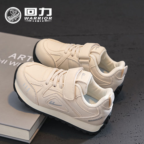 Ténis desportivos novos para rapazes e raparigas em outono em pele, sapatos de treino Warrior bege moral, sapatos casuais versáteis e baixos, sapatos de estudante