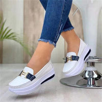 Plataforma de tamanhos grandes de Foreign Trade, sapatos femininos 2025 novos sapatos casuais casuais, fivela metálica feminina, sapatos slip-on com um kick, mocassins