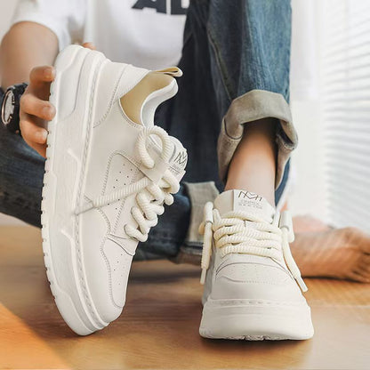 Sapatos masculinos 2025 novos sapatos casuais respiráveis de primavera desportivos, ténis modernos, sapatos de prancha de alta gama, ténis brancos versáteis de sola grossa e versáteis