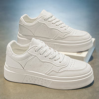 Sapatos masculinos de verão, sapatos brancos novos e respiráveis, ténis versáteis da moda com sola grossa para estudantes, ténis casuais, sapatos modernos