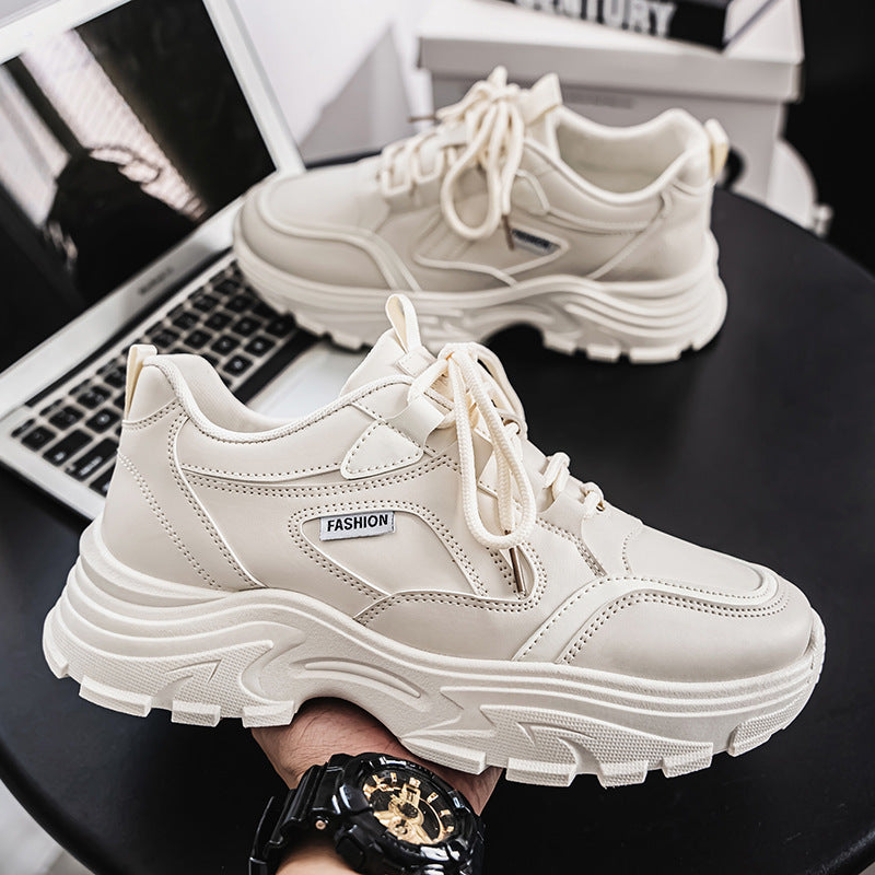 Novos sapatos brancos respiráveis de verão para homens, ténis modernos e versáteis de sola grossa ao estilo coreano, sapatilhas casuais de corrida para homens