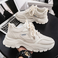 Novos sapatos brancos respiráveis de verão para homens, ténis modernos e versáteis de sola grossa ao estilo coreano, sapatilhas casuais de corrida para homens