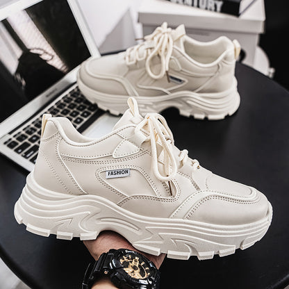 Novos sapatos brancos respiráveis de verão para homens, ténis modernos e versáteis de sola grossa ao estilo coreano, sapatilhas casuais de corrida para homens