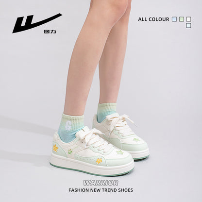 Os novos ténis de skate baixos, confortáveis e frescos e versáteis da Warrior, singles femininos de alta qualidade e estilo, sapatos casuais com blocos de cor e design estiloso