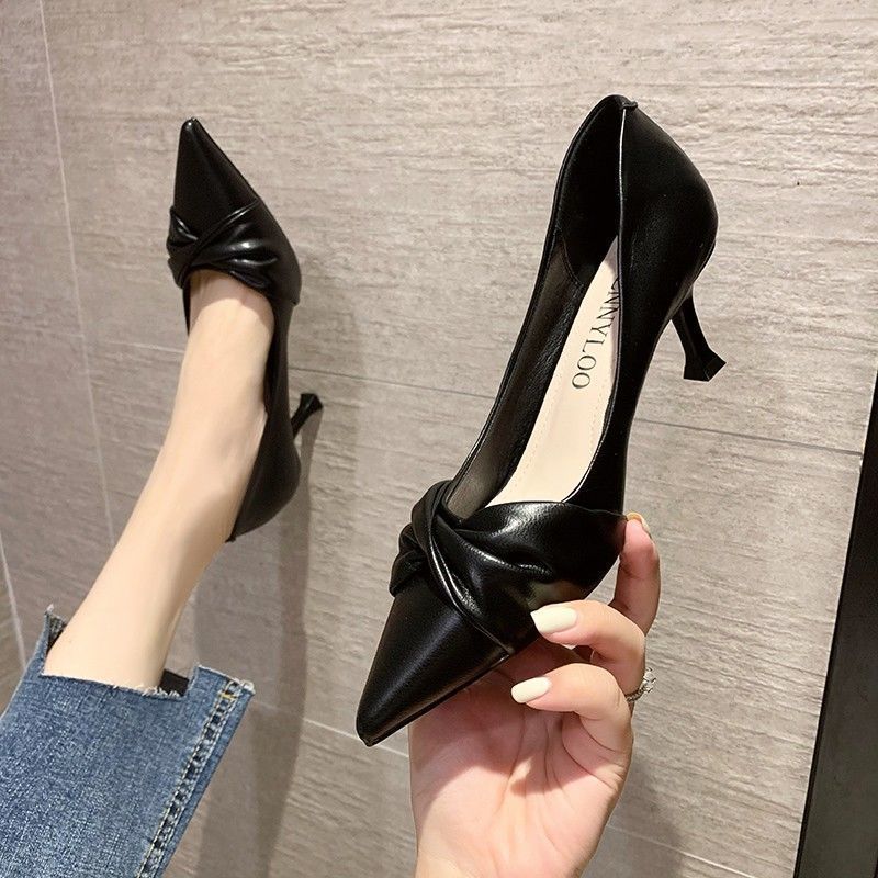 Elegantes saltos altos baixos estilo Chanel, nova tendência de 2025, sapatilhas rasas coreanas de estilo petite resistente ao uso para mulheres