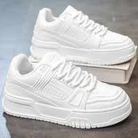 Sapatos masculinos 2024 novo verão na moda, versáteis desportivos casuais casuais brancos, ténis brancos de sola grossa que aumentam a altura