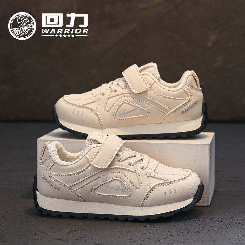Ténis desportivos novos para rapazes e raparigas em outono em pele, sapatos de treino Warrior bege moral, sapatos casuais versáteis e baixos, sapatos de estudante