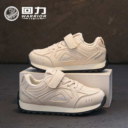 Ténis desportivos novos para rapazes e raparigas em outono em pele, sapatos de treino Warrior bege moral, sapatos casuais versáteis e baixos, sapatos de estudante