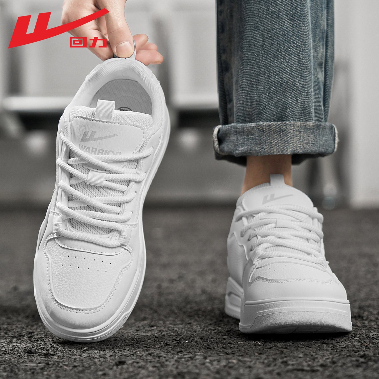 Ténis Warrior em pele cinzenta branca com sola grossa, sapatos casuais modernos e na moda e respiráveis na primavera, sapatos masculinos para o transporte público e de trabalho