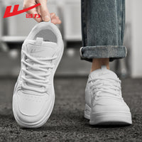 Ténis Warrior em pele cinzenta branca com sola grossa, sapatos casuais modernos e na moda e respiráveis na primavera, sapatos masculinos para o transporte público e de trabalho