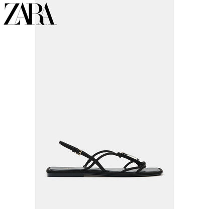 Sandálias rasteiras de bico redondo com detalhes metálicos, pretas, da coleção verão 2026 da ZARA (código: 1621710 800).