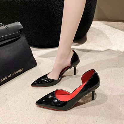Saltos altos laterais expostos, sapatilhas novas e sensuais de couro envernizado, bico pontiagudo profissional, solas vermelhas, saltos altos elegantes novos de 2025