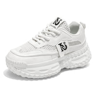 Sapatos masculinos de verão, novos sapatos desportivos de malha respirável, sapatos casuais casuais para homens na moda, versáteis e de sola grossa que aumentam a altura