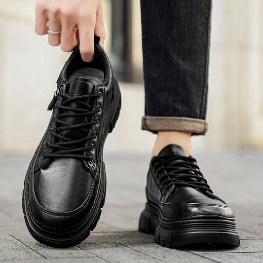 Sapatos de Homem 2025 Novos Outonais Sapatos de Couro Business Casual Britânicos Desportivos Desportivos de Sola Grossa Sapatos Martin Pretos de Cano Baixo