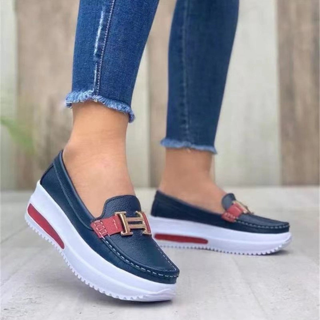 Plataforma de tamanhos grandes de Foreign Trade, sapatos femininos 2025 novos sapatos casuais casuais, fivela metálica feminina, sapatos slip-on com um kick, mocassins