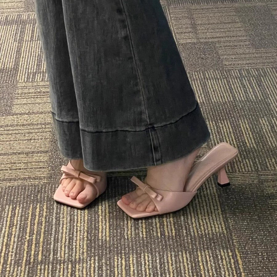 Sandálias francesas pequenas de bico quadrado, saltos altos de agulha, laço slip-on de verão 2025 para mulher, meias-chinelas