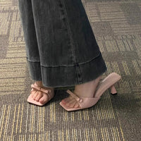 Sandálias francesas pequenas de bico quadrado, saltos altos de agulha, laço slip-on de verão 2025 para mulher, meias-chinelas