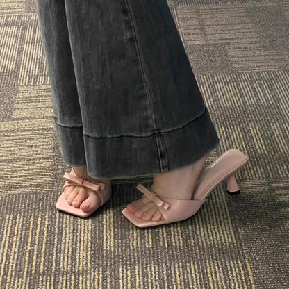 Sandálias francesas pequenas de bico quadrado, saltos altos de agulha, laço slip-on de verão 2025 para mulher, meias-chinelas