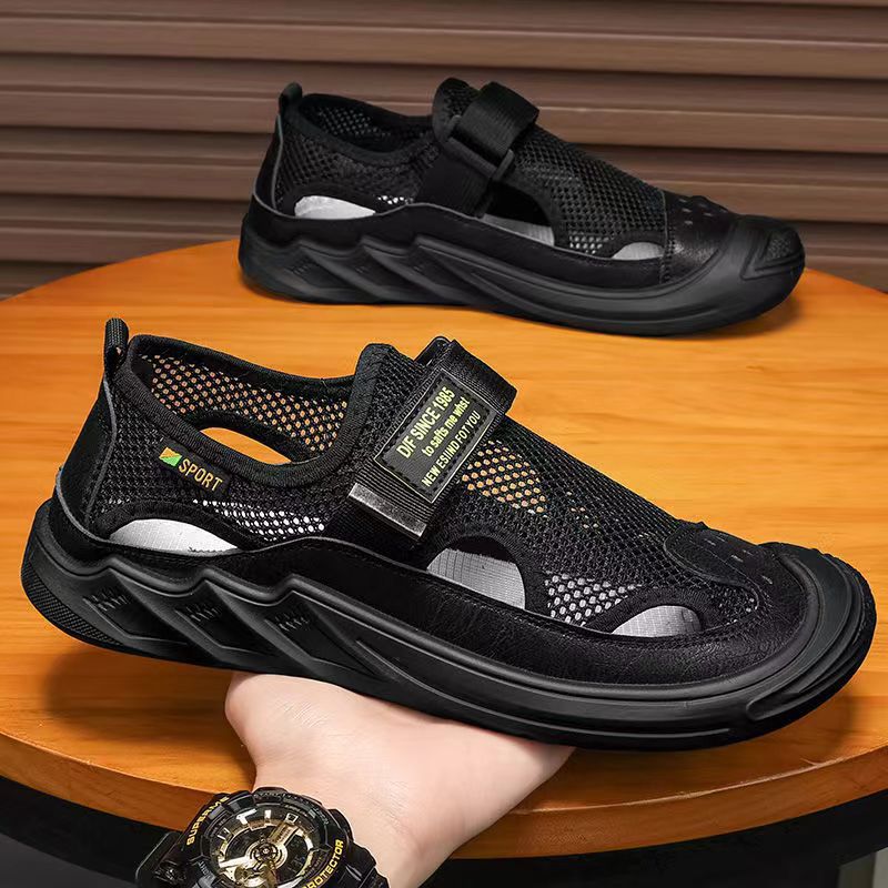 Sandálias fechadas de homem com a biqueira, sapatos ocos e respiráveis de verão com sola, sandálias casuais de pai com sola macia para condução