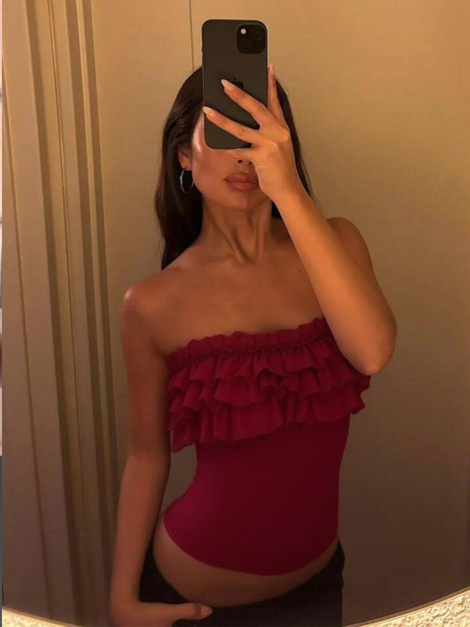 Moda INS europeia e americana, nova e sexy, slim fit e estilo picante, top de alças lisas com folhos e ombros descobertos para mulheres