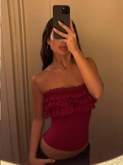 Moda INS europeia e americana, nova e sexy, slim fit e estilo picante, top de alças lisas com folhos e ombros descobertos para mulheres