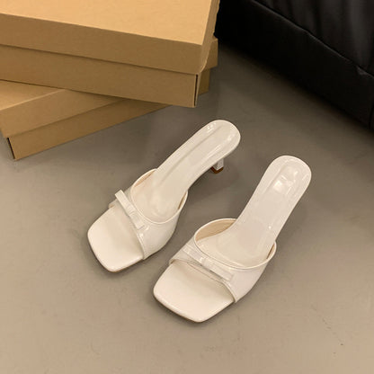 Chinelos franceses de salto alto para mulher, novas roupas exteriores de verão 2024, chinelos de uma peça com salto de agulha quadrada, sandálias com laço, versáteis e elegantes