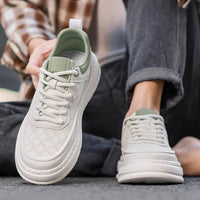 Sapatos de homem: sapatos brancos leves e de sola macia de primavera/verão, sapatos casuais de homem, sapatos de tábua versáteis de sola grossa, sapatos modernos de homem