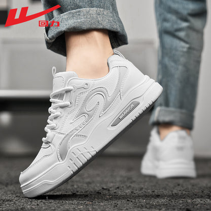 Ténis Warrior em pele cinzenta branca com sola grossa, sapatos casuais modernos e na moda e respiráveis na primavera, sapatos masculinos para o transporte público e de trabalho