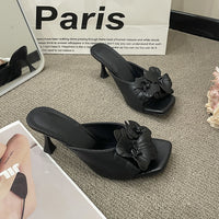 Sandálias francesas de salto agulha 2025 primavera/verão novo acessório de calçado feminino 3D floral de moda versátil