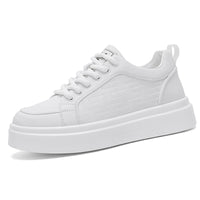 Sapatos masculinos de luxo leves e topo de gama, sapatos brancos de couro prima, sapatos modernos de quadro branco, ténis versáteis versáteis de sola macia e sola grossa que aumentam a altura