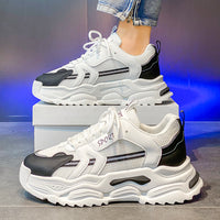 Sapatos masculinos Xiaobai 2025 novos verão, malha fina respirável, sola grossa, aumento de altura, desporto casual, corrida casual, ténis da moda