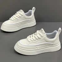 Sapatos masculinos, primavera 2025 novos sapatos brancos modernos e na moda, sapatos de praia versáteis, sapatos casuais de sola grossa para aumento de altura