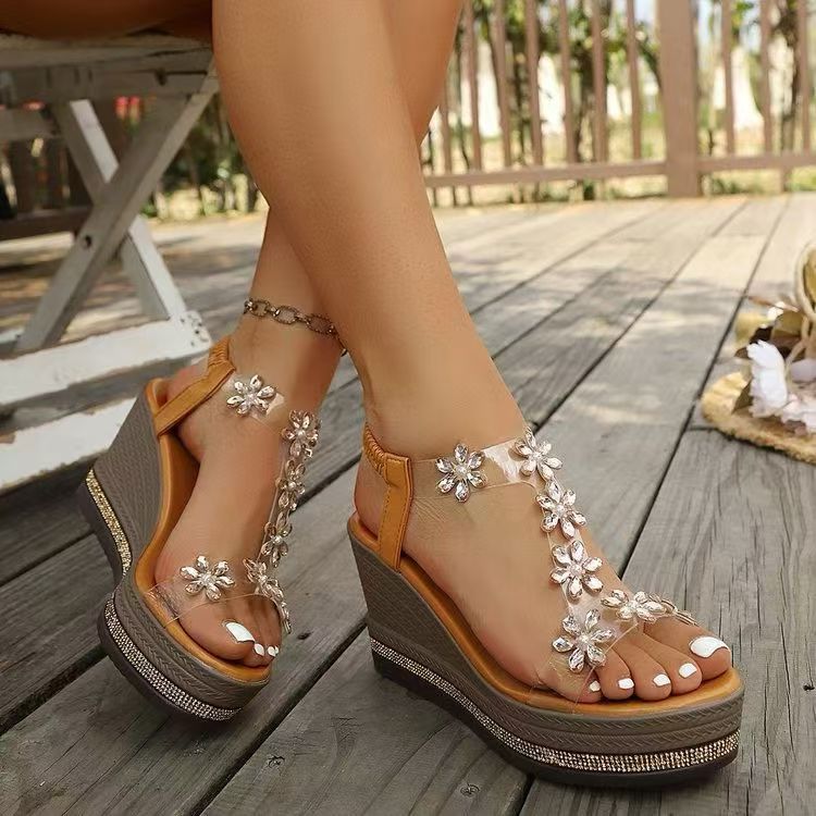 Sandálias de sola grossa para mulheres no Comércio Exterior, Novo Sapatos de Praia de Fada de Fada com cunha de moda plus size 2025
