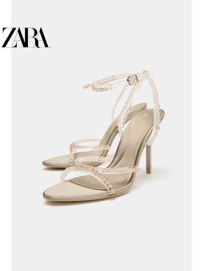 Sandálias de salto alto com textura de cetim e detalhes brilhantes da ZARA, coleção verão 2026 para mulheres. Código: 3886710 131