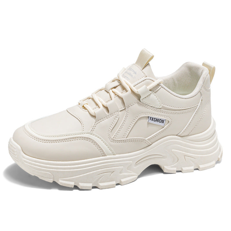Novos sapatos brancos respiráveis de verão para homens, ténis modernos e versáteis de sola grossa ao estilo coreano, sapatilhas casuais de corrida para homens