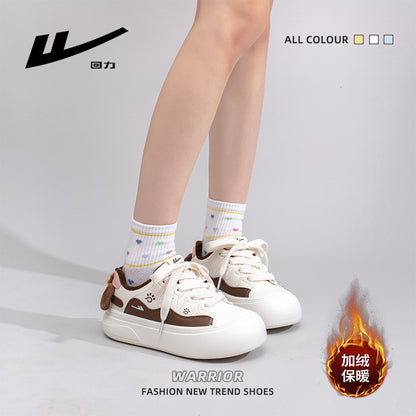 Sapatos quentes de sola grossa forrados a lã guerreiro, novos sapatos de algodão baixo e versáteis de inverno para mulheres, sapatos de estudante em estilo cachorrinho