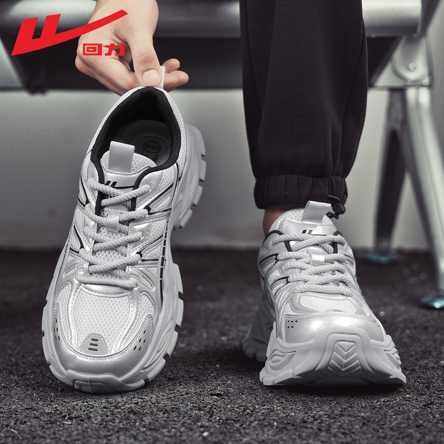 Os novos sapatos desportivos versáteis de cabeleiro baixo e de tampo baixo, sapatos masculinos modernos com blocos de cor, sapatos casuais coreanos de alto valor
