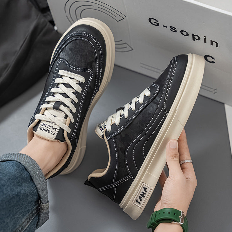 Sapatos casuais casuais de outono na moda masculinos em estilo coreano em pele quente, sapatos desportivos desportivos versáteis que aumentam a altura, pequenos sapatos brancos da moda para adolescentes