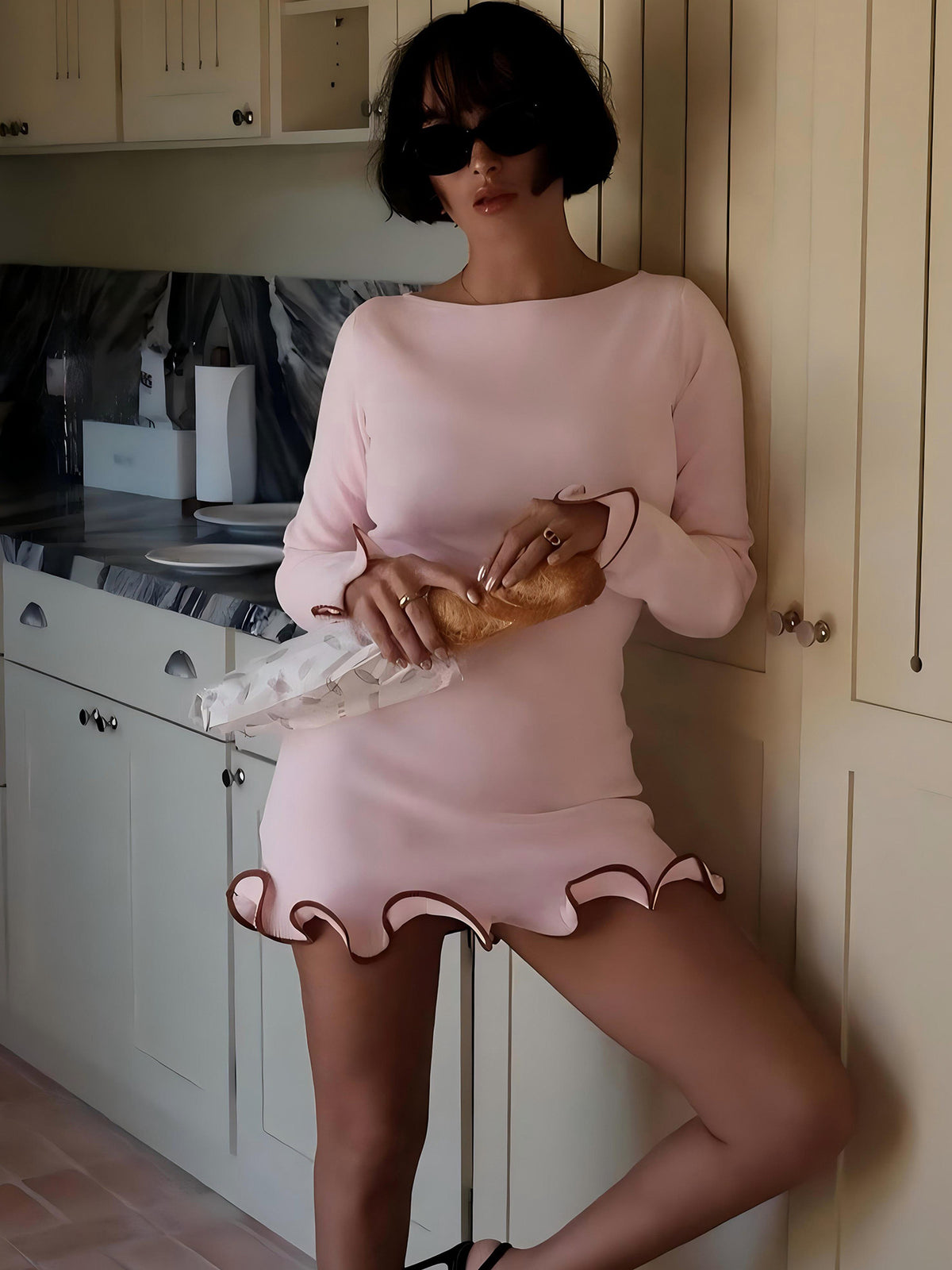 Saia curta justa e sexy, vestido com folhos, vestido de malha com borda enrolada, vestido feminino de verão de manga longa de cor sólida para exportação europeu e americano