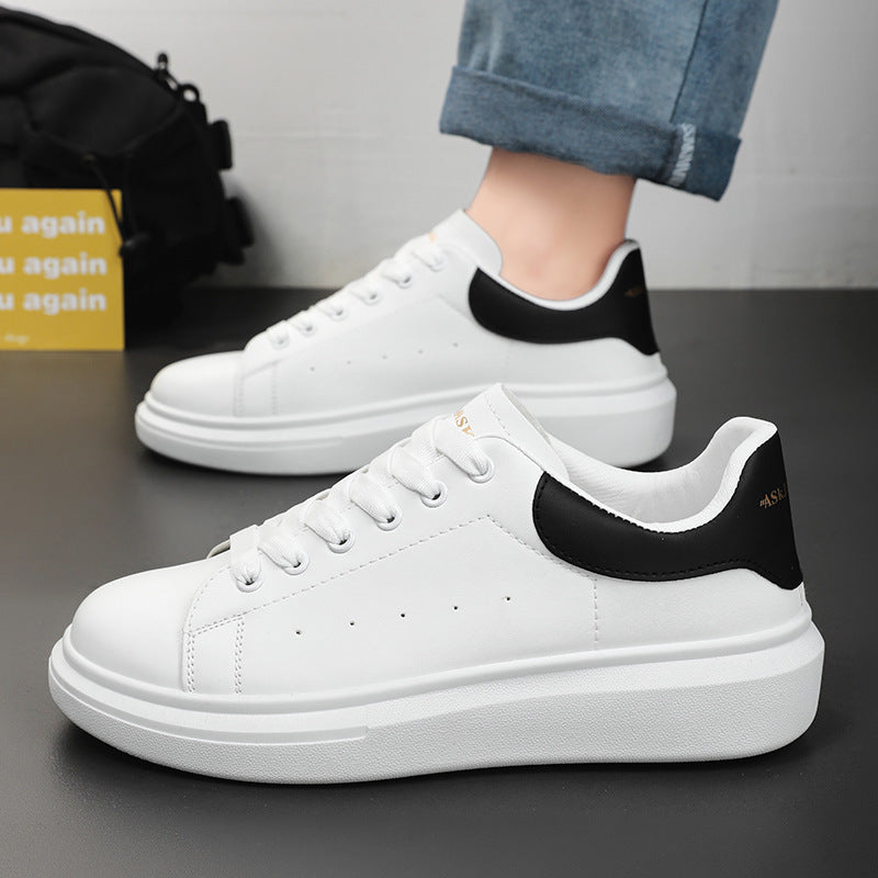 Sapatos masculinos de verão 2025, sapatos brancos pequenos e respiráveis, sapatos desportivos masculinos versáteis e com sola grossa, sapatos casuais, sapatos modernos