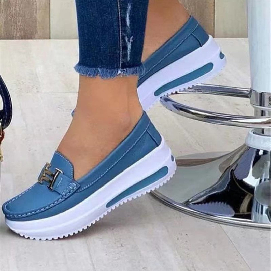Plataforma de tamanhos grandes de Foreign Trade, sapatos femininos 2025 novos sapatos casuais casuais, fivela metálica feminina, sapatos slip-on com um kick, mocassins