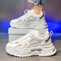 Sapatos masculinos Xiaobai 2025 novos verão, malha fina respirável, sola grossa, aumento de altura, desporto casual, corrida casual, ténis da moda